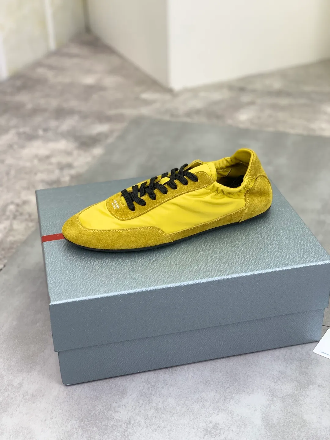 Men's shoes 💰P500💰【New style】hot style is on the official website, 🆘 Trendy brand (Prada) mainly promotes hot style, avant-garde and versatile fashion men's shoes private version mold opening, cowhide surface splicing 1:1 replica... fashionable and simple, original imported cowhide lining cowhide feet; the atmosphere and personality are more fashionable, eye-catching and pursuing class. It will subvert the old idea and be a must-have for fashion trendsetters with you! Must keep it for yourself! Tall and comfortable, large and low, high-end quality workmanship. Size: 38-44; 6️⃣colors available.